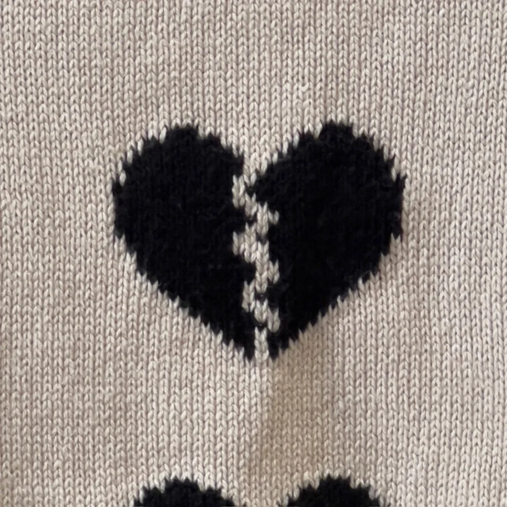Arizona Jean Company Cream and Black V-neck Sweater With Broken Hearts, Size Med - Picture 5 of 8